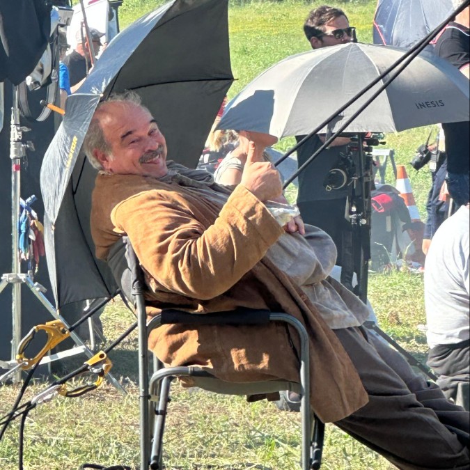 2025 : Tournage de Mauvaise Pioche. Quand on est hors cadre pour donner la réplique.
